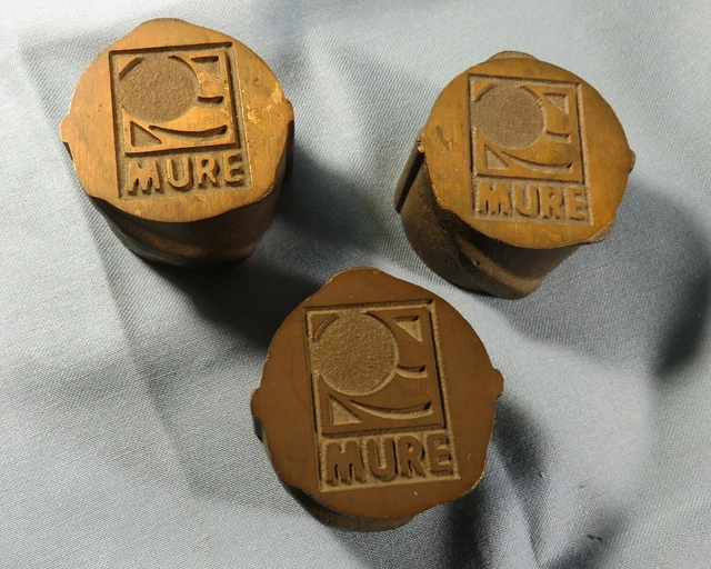 LOT de 3 PRESSE PAPIER en BRONZE MASSIF *Inscription "MURE " LOGO à IDENTIFIER .