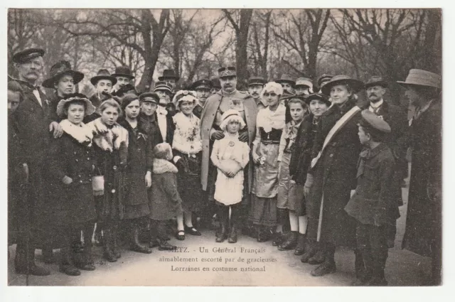 METZ  - Moselle - CPA 57 - Militaire - General Français entouré Jeunes Lorraines