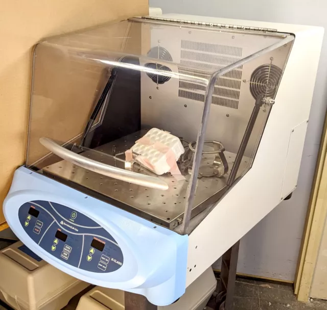Thermo Scientific MaxQ 4000 Incubator Shaker *Analog Model/Tested Good