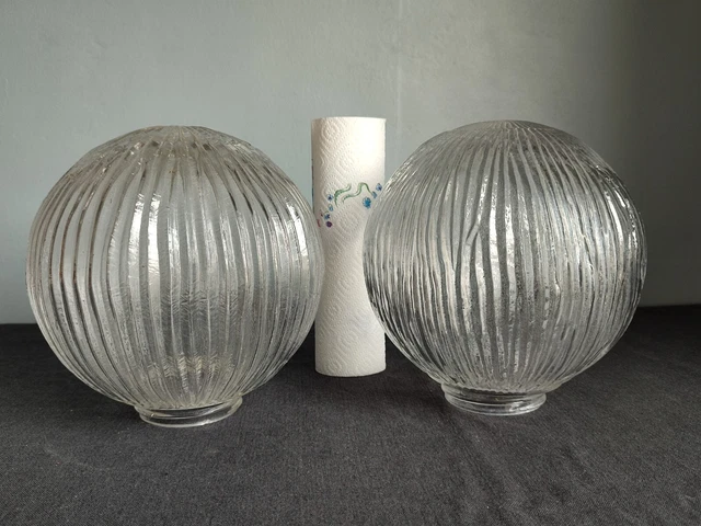 Lot de deux grands globes anciens en verre 2