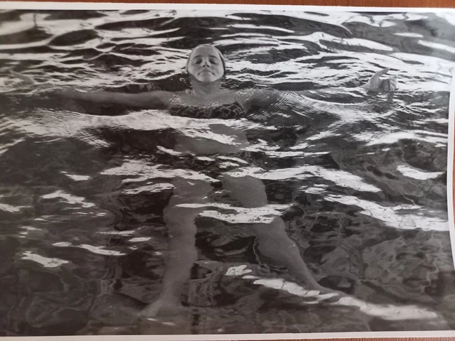 Foto d'epoca Bella ragazza in costume da bagno bagna nel mare vecchia foto URSS