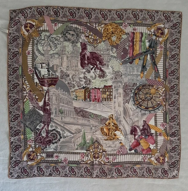 Foulard Carré André Claude Canova 100% Soie - Motif Arènes De Saintes - Orange - Occasion Parfait état
