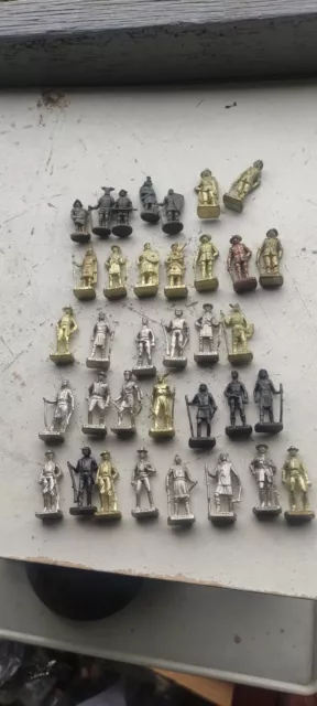Lot De 35  Figurines Kinder En Metal