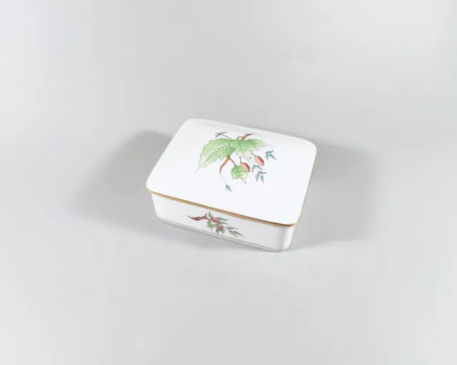 Herend, Rosehip Motive Box, Handpainted Porcelain ! (J322)