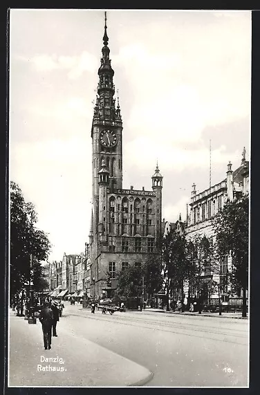 Ansichtskarte Danzig, Straßenpartie am Rathaus