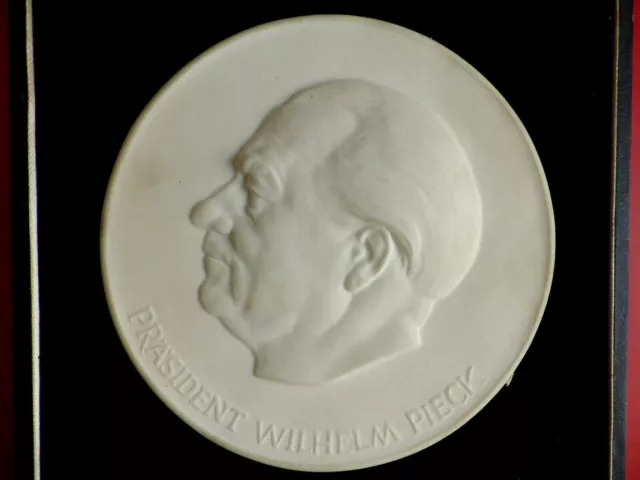 alte DDR Porzellan Medaille Meißen Präsident Wilhelm PIECK von 1956 ( J 196