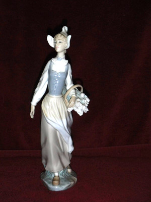 Lladro Daisa Girl With Basket  9 3/4" (Mint)