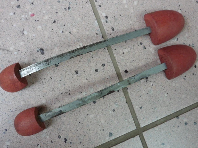 paire de formes à chaussures anciennes,embauchoirs en bois rouge + lamelle métal