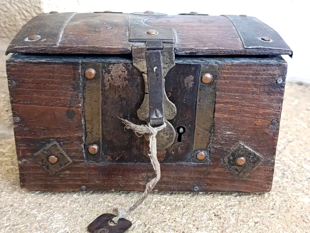 Ancien coffre gothique en chêne | Puces Privées