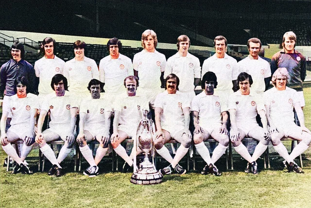 LEEDS UNITED FOOTBALL Team Photo>197374 Season £3.50 PicClick UK