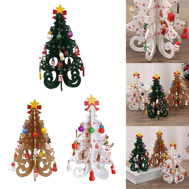 Ensemble réfléchi idée cadeau arbre de Noël en bois avec petits ornements in