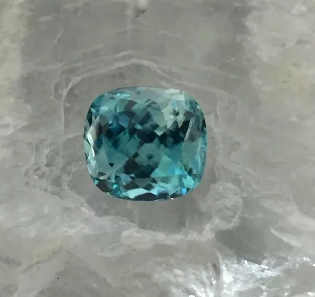 Wunderschöner blauer Zirkon von ca. 9,04 ct