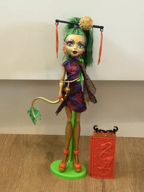 Monster High Jinafire Long Scaris City Of Frights Doll With Bag & Stand
