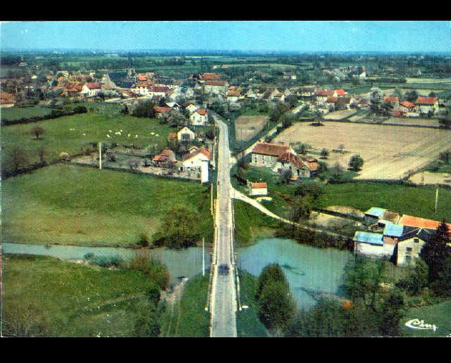 COSSAYE (58) VILLAS , MOULIN , PONT & EGLISE en vue aérienne vers 1970