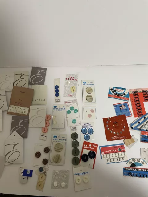 Lote de trabajo vintage de botones Newey's Hooks colección broches caja de costura retro contenido