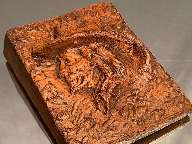 Sujet en terre cuite bas relief au profil d'homme au chapeau signé et daté 2