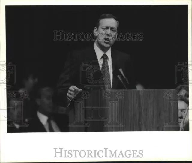 1995 Press Photo New York Governor George Pataki speaks, Knick Arena, Albany