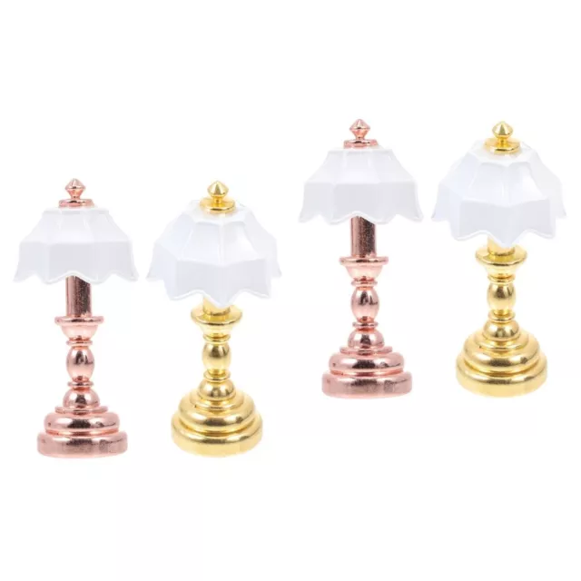 4 piezas Lámpara de mesa de salón de muñecas de hierro Batería Lámpara de escritorio Mini muebles para el hogar