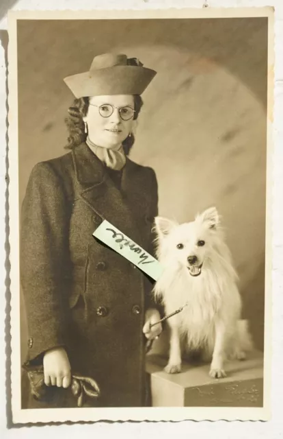 Foto alt Portrait junge Frau Haustier Hund Spitz Mode Hut Bonn Stempel Mantel