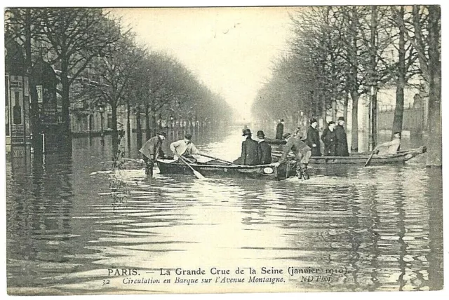 CPA PARIS, La grande crue de la Seine (January 1910) boat avenue Montaigne