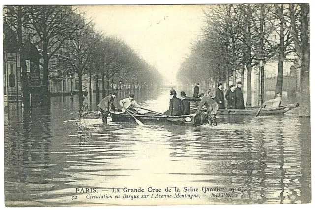 CPA  PARIS, La grande crue de la Seine (janvier 1910) barque avenue Montaigne