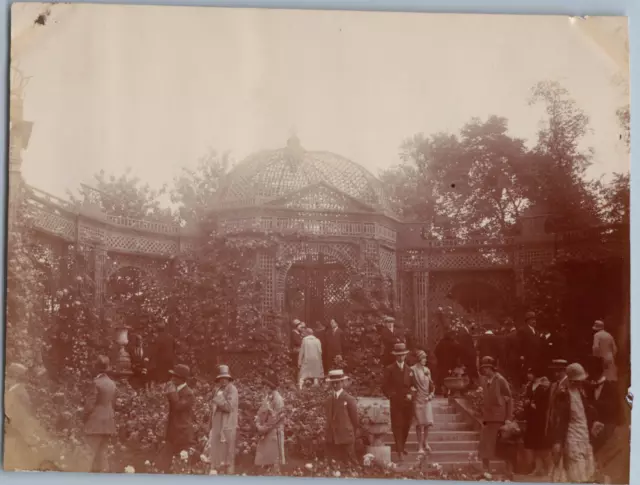 France, Haÿ-les-Roses, scène animée à la roseraie Vintage albumen print Tirage