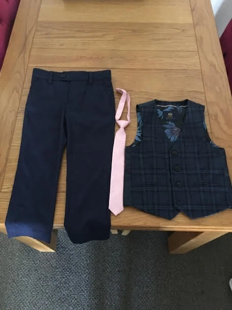 boys 2 piece suit with tie from next only worn once size is age 4