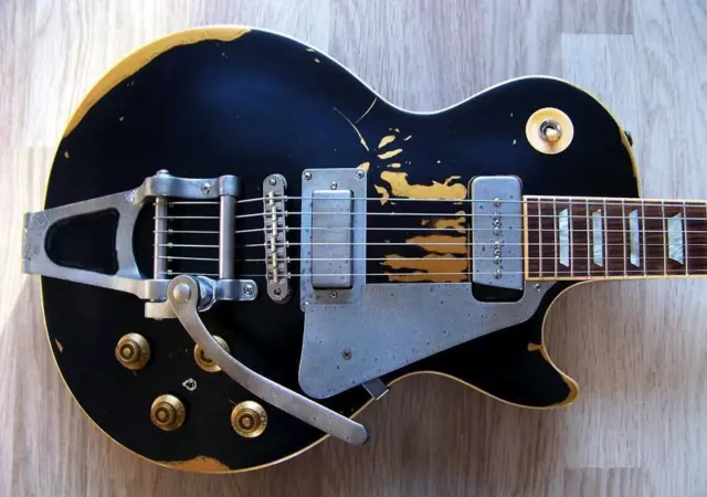 Customized Black Gold-plated Electric Guitar With Big Vibrato Bridge Mini Pickup