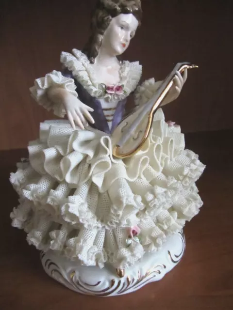 Dresden Porzellan Figur Dame  Musikerin Spitzenkleid Tüll gestempelt 17 cm.