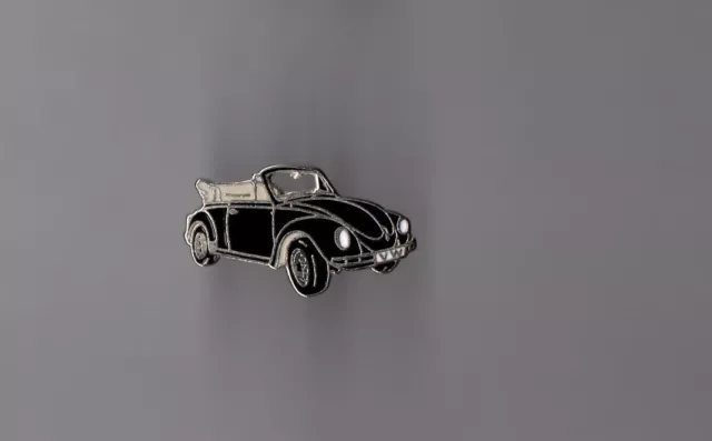 pin's voiture Volkswagen coccinelle (signé démons et merveilles) l: 2,3 cm