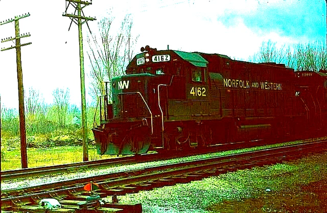 Duplicate Slide Norfolk & Western Gp38-2 #4162 Erie, Pa April 22, 1984