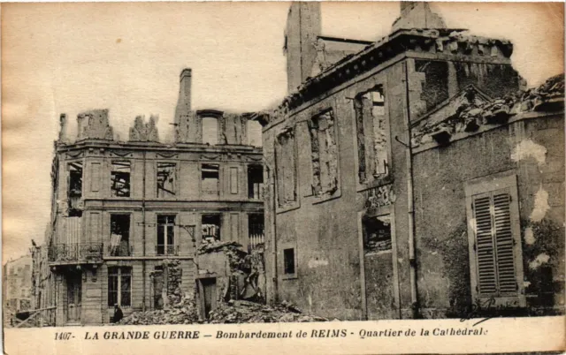 CPA AK Militaire - Bombing of Reims - Cathedral District (697944)