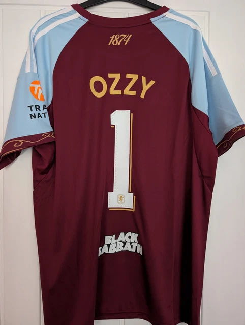 Camiseta edición especial con Aston Villa + Black Sabbath / Ozzy Osbourne - fue lanzada como edición limitada Talla M Envíos a todo 🇨🇴 Inf al Dm