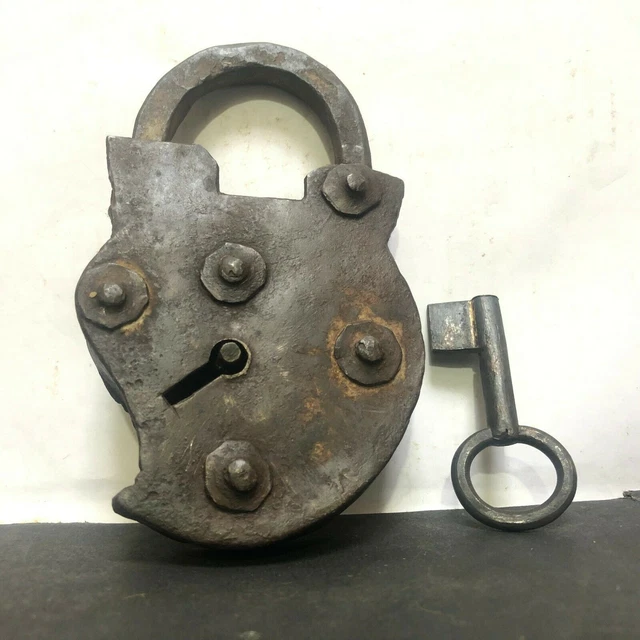 Ein Altes Vintage Vorhängeschloss Aus Massivem Eisen In Einzigartiger...