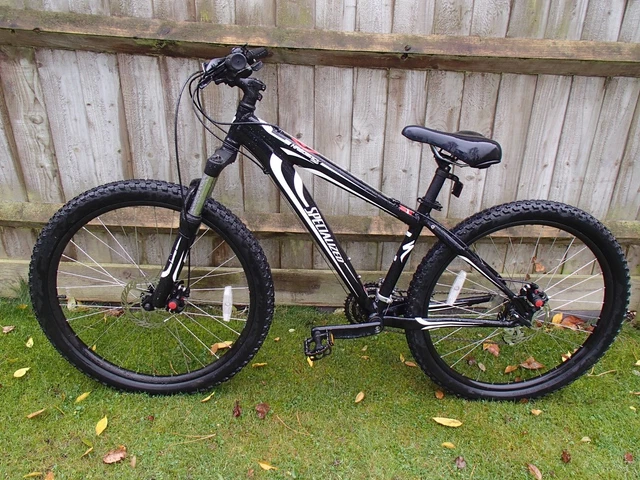 SPECIALIZED HARDROCK MOUNTAIN Bike 15 inch frame with 26 inch
