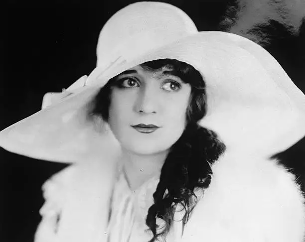 Film actress Alice Day wearing a large brimmed hat 1930 Actress OLD PHOTO