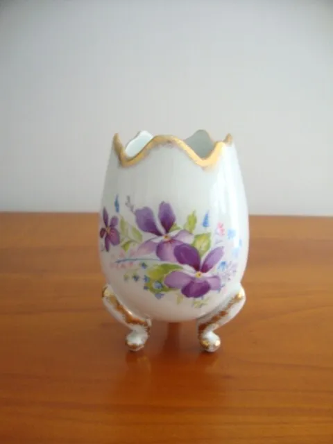 Vase oeuf tripode en porcelaine d'art de Limoges