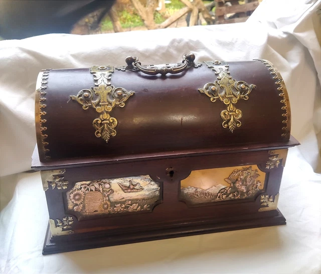 COFFRET ANCIEN EN bois gravé, motifs fleurs Lys/fantastique/phrases