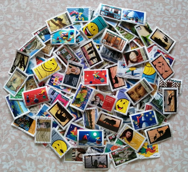 Joli lot de 200 timbres différents ( lot 4 )