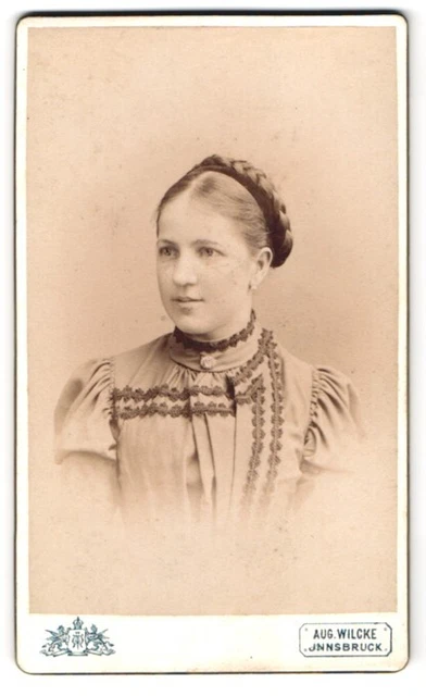 Fotografie Aug. Wilcke, Innsbruck, Rudolfstrasse 1, Portrait junge Dame im modi