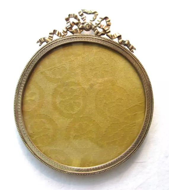 Cadre médaillon rond, fronton noeud Louis XVI en bronze