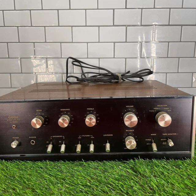 SANSUI AU555A SOLID State Stereo Amplifier Wood • Power On