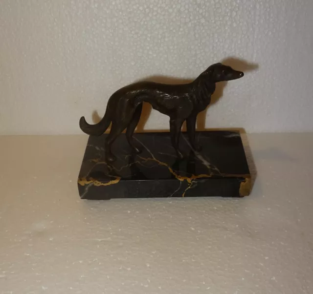 ANCIEN LEVRIER. PETIT BRONZE ANIMALIER SUR SOCLE MARBRE FIN 19ème DEBUT 20 ème