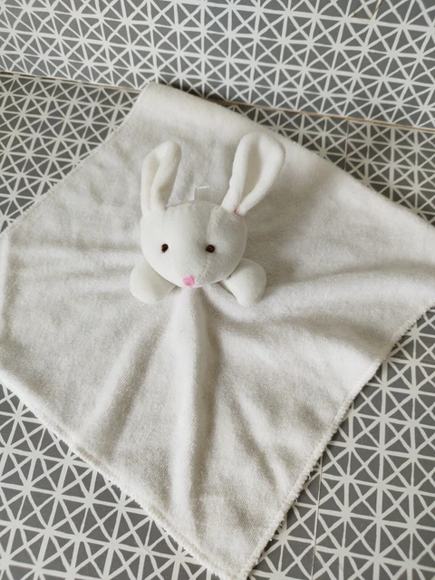 Doudou plat carré éponge lapin blanc nez rose