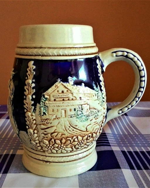 Antigua Jarra De Cerveza Alemana Con Dibujos En Relieve 3