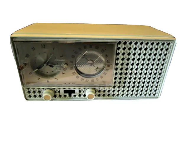 Vintage General Electric Clock Radio Model C-520B WORKING Nice