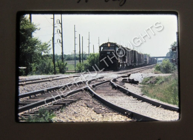 Original  '76 Ektachrome Slide PC Penn Central 8039 GP38-2 action        37S16