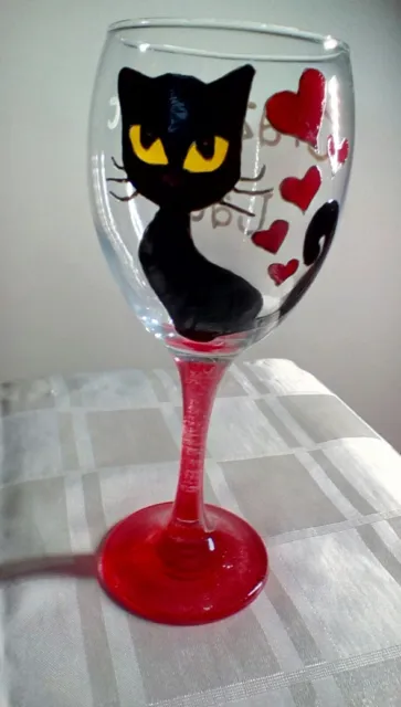 Schwarze Katze gelbe Augen rote Herzen verrückte Katze Dame große handbemalte Weinglas UK