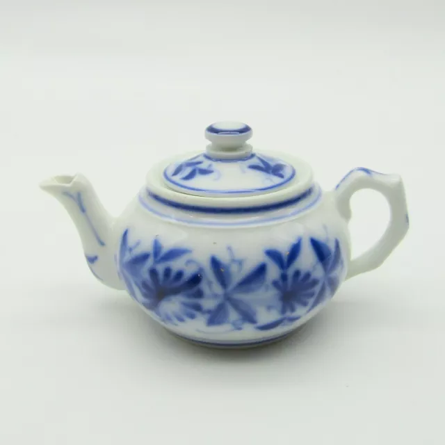 Bayeux. Morlent. Théière en porcelaine à décor de fleurs camaïeu bleu, XIXe