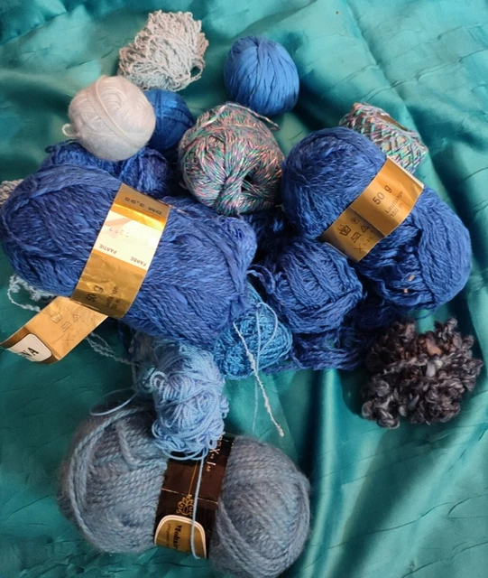 blaue Restwolle, Handarbeitsgarne Konvolut, gemischte Qualitäten ca. 500 gr.